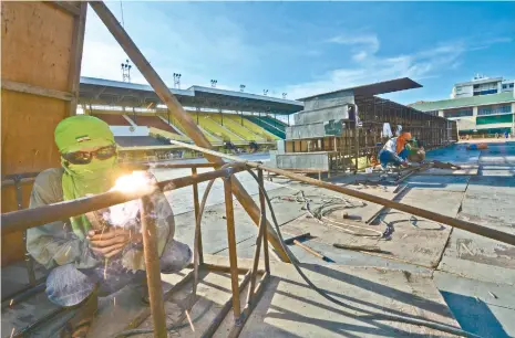  ?? (SUN.STAR FOTO/AMPER CAMPAÑA) ?? APPROACHIN­G DEADLINE. Councilor Hanz Abella, who is the Sinulog executive committee head, says they will finish the stage at the Cebu City Sports Center before the end of the month or during the first week of January so Sinulog contingent­s can use it...