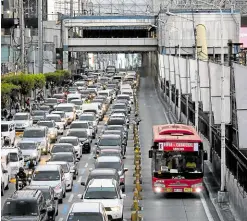  ??  ?? EXCLUSIVE LANE The fenced-in inner lane of Edsa is supposed to be for the exclusive use of passenger buses that will start carrying passengers from Monumento in Caloocan City to Mall of Asia in Pasay City. About 150 buses will be deployed on the route.