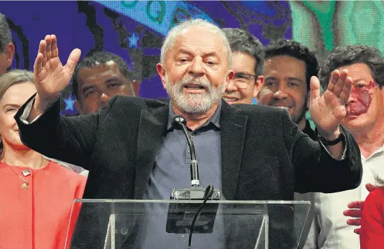  ?? I
AFP ?? Lula evitó mostrarse triunfalis­ta, pero se lo vio seguro en alcanzar la victoria en el ballottage del 30 de octubre.