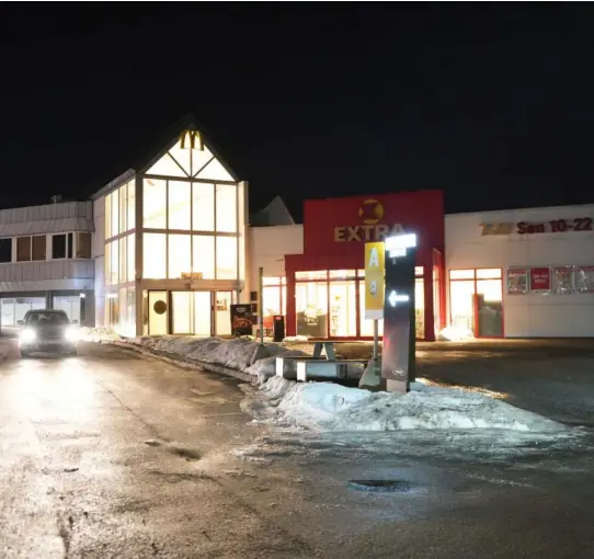  ?? FOTO: FRANK JOHANNESSE­N ?? Beboerne var på vei hjem fra McDonalds i Grimstad da hendelsen oppstod.