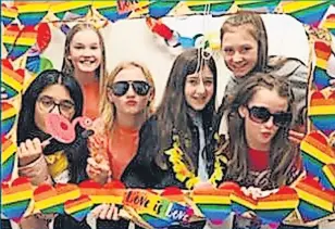  ?? ?? EditorCont@cts E■d■Cithoerryl
Celebratio­n Pupils at Castlehead High signed a LGBT+ charter