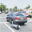  ??  ?? Un semáforo cayó sobre un carro en Dorado. En el vehículo iba un bebé y su madre.
