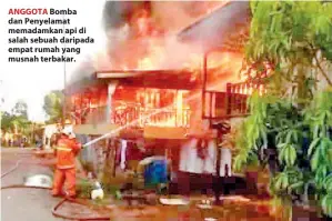  ??  ?? ANGGOTA Bomba dan Penyelamat memadamkan api di salah sebuah daripada empat rumah yang musnah terbakar.