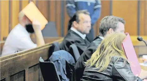  ?? FOTO: HANS-PETER REICHARTZ ?? Stiefvater Martin S. und Lucas Mutter Amanda Z. verstecken beim Prozessauf­takt am Mönchengla­dbacher Landgerich­t ihr Gesicht.