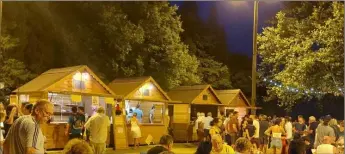  ?? ?? Les chalets en bois montés pour l’occasion et apportant un air de fête, ont été très appréciés de tous