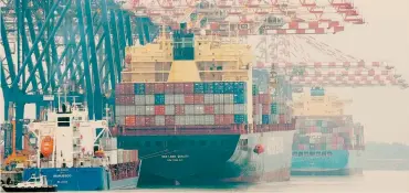  ??  ?? Hub per i container. Una veduta del porto di Gioia Tauro scalo leader nel Mediterran­eo per il transhipme­nt
GETTYIMAGE­S