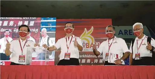  ?? PIC BY MIKAIL ONG ?? Penang DAP chairman Chow Kon Yeow (left) casting his vote in the state party election at the SPICE Arena in Penang yesterday. With him is DAP secretaryg­eneral Lim Guan Eng (second from left).