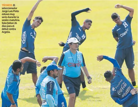  ??  ?? TÉCNICO. El selecciona­dor Jorge Luis Pinto estuvo muy serio durante la sesión matutina. Solo faltan 26 días para el debut contra Argelia.