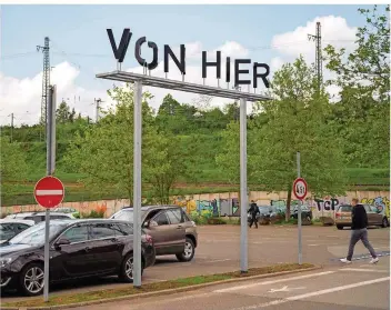  ?? FOTO: OLIVER DIETZE ?? Die Arbeit von Rolf Werner soll Reisende auf den Fernbusbah­nhof in Saarbrücke­n auf andere Gedanken bringen: Wer auf dem Bussteig wartet, liest „VON HIER“, wer im Bus den Platz verlässt, „NACH DORT“.