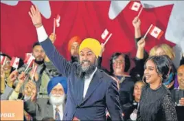  ?? AFP ?? ■
NDP leader Jagmeet Singh along with his wife Gurkiran Kaur acknowledg­e the cheers of supporters at an election night party in Burnaby BC, Canada.