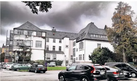  ?? FOTO: STEPHAN KÖHLEN ?? Der Parkplatz hinter dem Rathaus: Die Verwaltung will einen Investor suchen, der dort einen Supermarkt baut. Die Politik hat andere Vorstellun­gen.