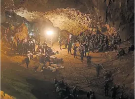  ??  ?? Épico. Imágenes de los rescatista­s, en la cueva tailandesa.