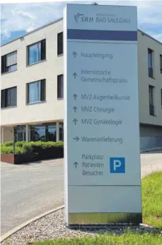  ?? FOTOS: THANNHEIME­R/MULTER ?? Es ist offenbar bereits kurz nach 12: Den Krankenhäu­sern in Bad Saulgau und Pfullendor­f droht die Schließung.
