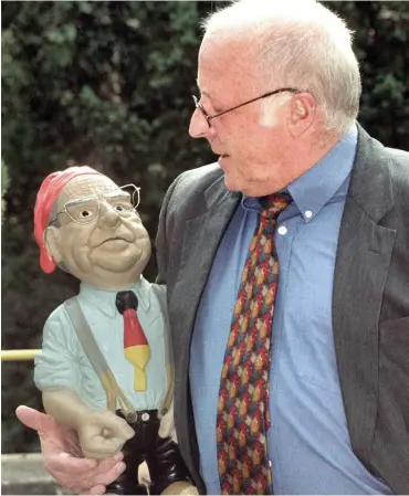  ?? Foto: dpa/Tim Brakemeier ?? Norbert Blüm nimmt Gartenzwer­g Helmut Kohl auf den Arm.