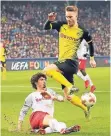  ?? FOTO: DPA ?? Salzburgs André Ramalho (unten) stoppt Marco Reus vom BVB.