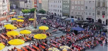  ?? Fotos: Thorsten Jordan ?? Anne Edelmann und Patrick Hanisch stoßen auf dem Stadtfest an. Für dieses Jahr klassisch: sie mit einem Rosato, er mit Bier. Am Samstag kamen an die 4000 Menschen auf den Hauptplatz. Unsere Fotos entstanden am späten Nachmittag.