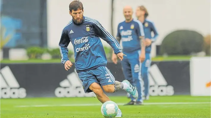  ?? NESTOR GARCIA ?? El crack. Messi, ayer, en la práctica matutina en Ezeiza, con la mirada lejana de Sampaoli. El técnico probó variantes en el doble turno. La Selección viaja hoy a Montevideo.