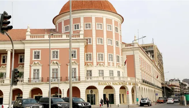  ??  ?? Banco central angolano mantém aposta na estabilida­de da política monetária e cambial MOTA AMBRÓSIO | EDIÇÕES NOVEMBRO