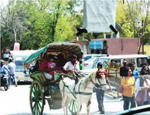  ??  ?? Tourists in a horse-drawn vehicle