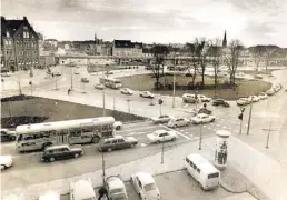  ?? ArchivBILD: Nordhausen ?? Kurz nach der Fertigstel­lung Ende 1967: Auf dem Pferdemark­t haben Autos absolut Vorfahrt.