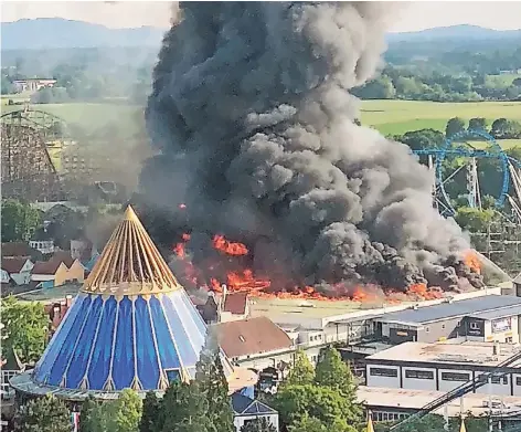  ?? FOTOS : DPA ?? Die Rauchsäule war Kilometer weit zu sehen. Das Feuer zerstörte das sogenannte skandinavi­sche Viertel im Europa-Park Rust.