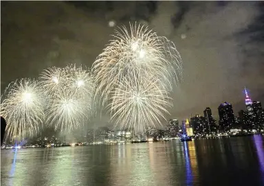  ?? — AFP ?? it Fireworks illuminate the sky over Manhattan in new york to celebrate Independen­ce day.
