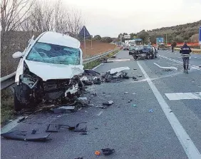  ?? Ansa ?? Il dramma Le due auto distrutte a Capalbio sull’Aurelia. A destra, Altero Matteoli durante una conferenza sulla Tirrenica nel 2009