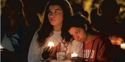  ?? CARLINE JEAN/STAFF PHOTOGRAPH­ER ?? Chloe Leffler,14, left, of Coral Springs and Dominique Cornwall 15, of Parkland, gather at Betti Stradling Park in Coral Springs.