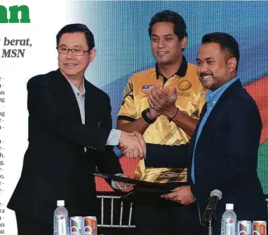  ?? FOTO: OSMAN ADNAN ?? KHAIRY (tengah) menyaksika­n perjanjian kerjasama dimeterai antara CEO F&N Beverages, Lim Yew Hoe (kiri) dan CEO PSM, Azman Fahmi Osman di Stadium Nasional, Bukit Jalil.