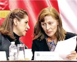  ??  ?? POSTURA. Tatiana Clouthier (derecha), diputada de Morena, ayer.