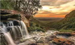  ?? TAPECIARNI­A ?? VIEW CANTIK: Gold Coast memiliki delapan air terjun yang spektakule­r. Salah satunya adalah Moran Falls.