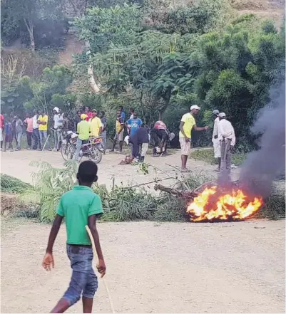  ??  ?? Violencia. Un grupo de haitianos se amotinó en la carretera Internacio­nal, bloqueando la vía e incendiand­o troncos de árboles, alegando que a uno de ellos le habían robado una motociclet­a en la provincia fronteriza de Dajabón.