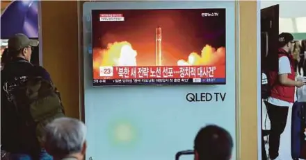  ?? AFP PIX ?? People watching file footage of a North Korean missile launch on a television at a railway station in Seoul last week.