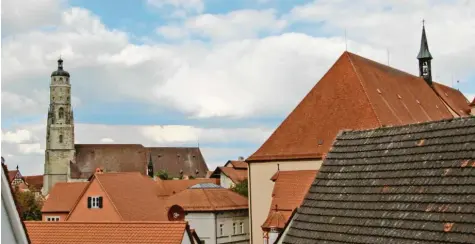  ?? Foto: Dieter Mack ?? In Nördlingen besuchen die evangelisc­hen Christen St. Georg, die Katholiken gehen in St. Salvator (rechts) zur Messe. Nächstes Jahr wollen die beiden Konfession­en bei einem großen Fest gemeinsam Feiern.