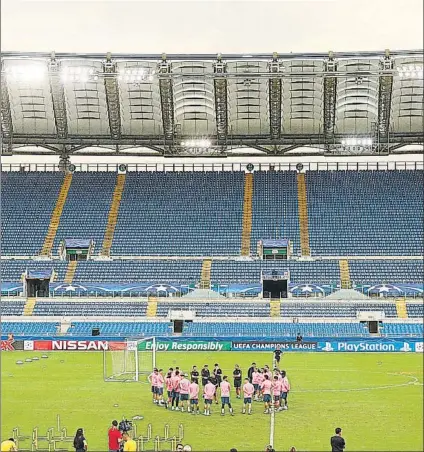  ?? FOTO: J.A.SIRVENT ?? El Atlético de Madrid tomó contacto en la tarde de ayer con el increíble escenario donde se estrenará en esta Champions 17/18