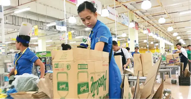  ??  ?? Recycled boxes, new paper bags and reusable cloth bags are familiar sights in Mandaue City’s supermarke­ts, where the ban on plastics is being enforced.