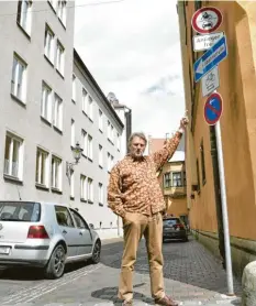  ?? Foto: Philipp Schulte ?? Anwohner Christian Laubmeier beklagt, dass das Apothekerg­äßchen als Schleichwe­g genutzt wird – obwohl nur Anlieger fahren dürfen.