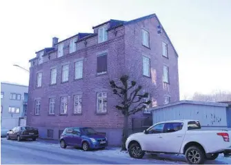  ??  ?? UTE: Bygget i Hauges gate som var tenkt brukt som hospits. Planene er skrinlagt, Skien kommune skal selge bygningen.