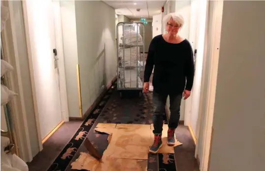  ?? FOTO: ERLEND IVERSEN SKARSHOLT ?? Hotellsjef Tanja Diana Birkeland fortviler over skadene vannmengde­n har gjort på Dyreparken Hotell.