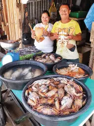  ??  ?? MANNY and Rosalie Kalvi sell fresh marine products near the port area