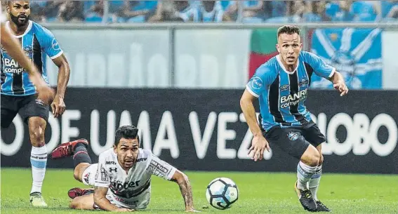  ?? FOTO: GETTY IMAGES ?? Arthur impactó a los técnicos del Barça Tanto Robert Fernández como Pep Segura, secretario técnico y mánager general, confían mucho en la calidad del brasileño