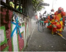  ??  ?? O ex-prefeito de SP João Doria (PSDB) pinta mureta na av. 23 de Maio no programa Cidade Linda