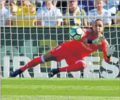  ??  ?? BUEN MOMENTO. Keylor llega al derbi en gran punto de forma.