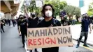  ??  ?? Manifestac­ión en Kuala Lumpur por las restriccio­nes durante la pandemia, con pancartas que piden la dimisión de Mahiaddin Yassir, el pasado 31 de julio.