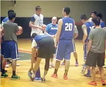  ??  ?? FILIPINO basketball fans are hoping to see June Mar Fajardo (wearing no. 22) and Greg Slaughter (wearing no. 20) together in one team to represent Gilas Pilipinas in major tournament­s.