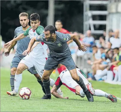  ?? FOTO: UNANUE ?? iImanol Agirretxe disputa un balón ante la presencia de un jugador del Alavés en Zarautz