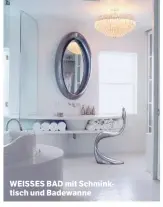  ??  ?? WEISSES BAD mit Schminktis­ch und Badewanne