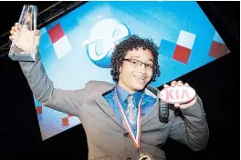  ?? Suministra­da ?? ESTE JOVEN recibió una beca de $5,000 y un carro tras resultar ganador de la Máxima Competició­n en Ciencias y Matemática­s.