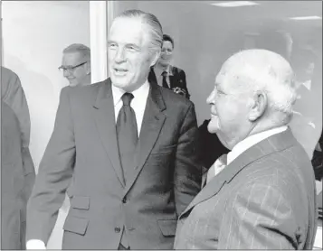  ?? DAVE DARNELL/ THE COMMERCIAL APPEAL FILES ?? Edward Barry (right) chats with Housing and Urban Developmen­t Secretary George Romney prior to the dedication of Edward F. Barry Homes on Feb. 7, 1982. Barry Homes is a 14-story Memphis Housing Authority apartment building for the elderly at 255 North...