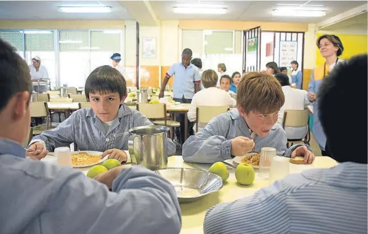  ??  ?? LAS COMIDAS QUE SE HACEN EN LA ESCUELA FORMAN PARTE DE LA EDUCACIÓN PARA UNA BUENA ALIMENTACI­ÓN DE LOS NIÑOS
ASPB